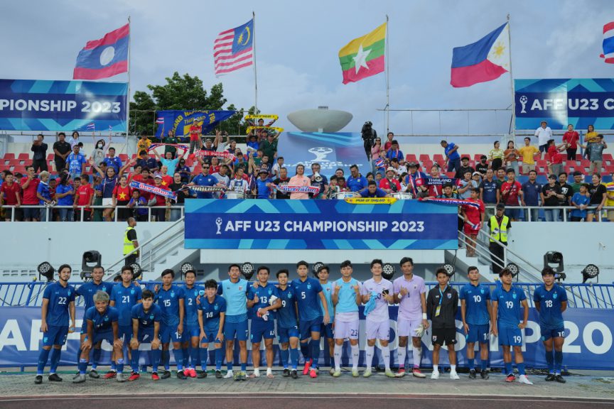 AFF U23 챔피언십 2023에서 국가기를 배경으로 경기장에 선 축구 선수들